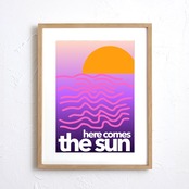 北欧ミッドセンチュリー調サンセットアートポスター『Here Comes The Sun』｜ミニマルな波と太陽のグラフィック：｜A2ポスター