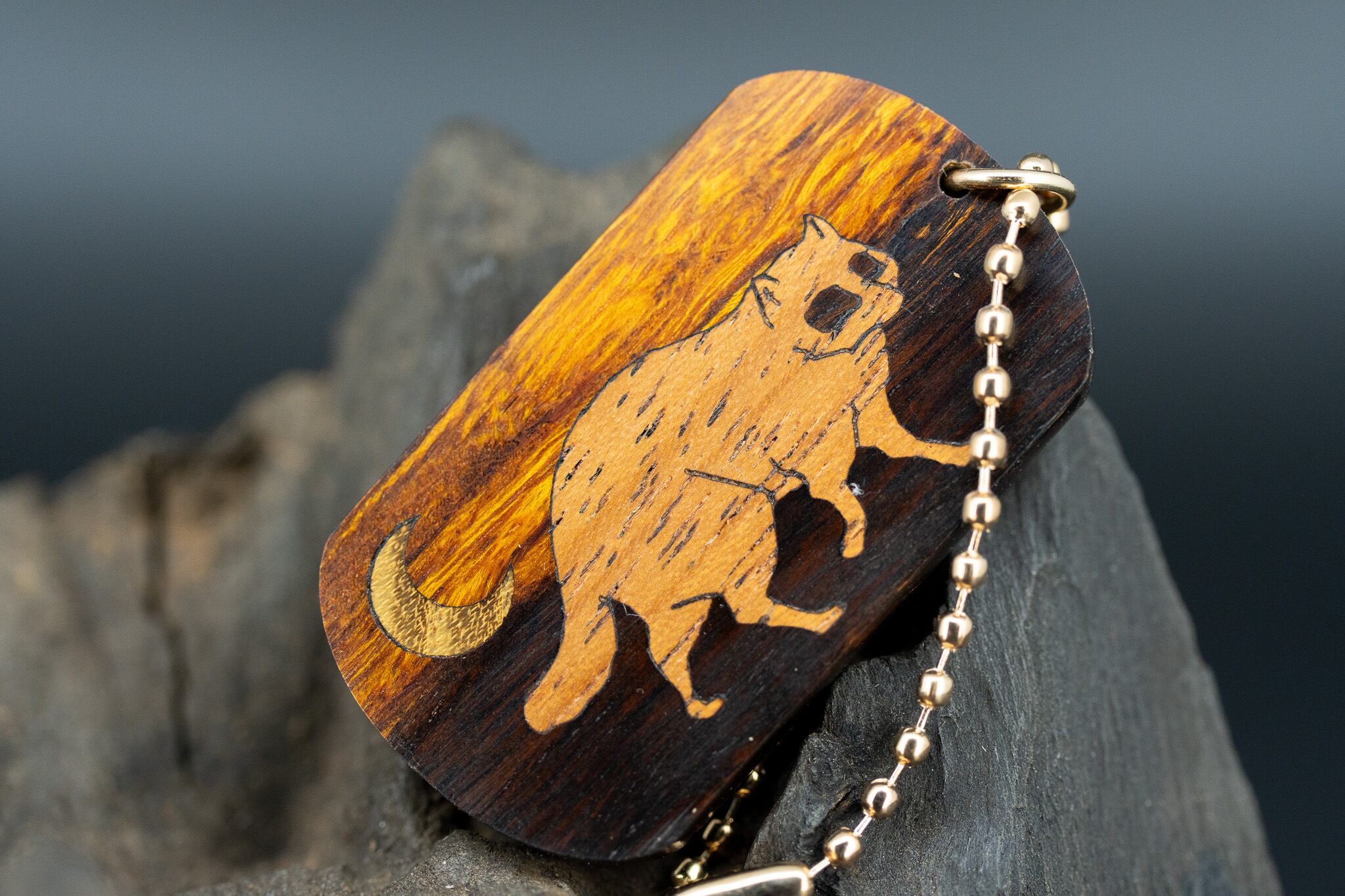 【砂漠の宝石】 デザートアイアンウッド ドッグタグ 象嵌 三日月とたぬき