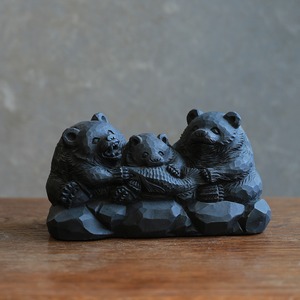 仲良く食事中の、クマの家族 2