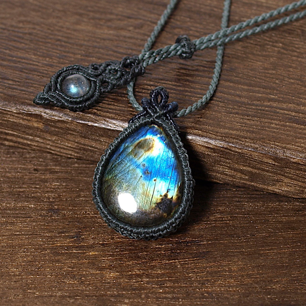 【一点物】ラブラドライトのドロップルースを包んだマクラメネックレスNo.18