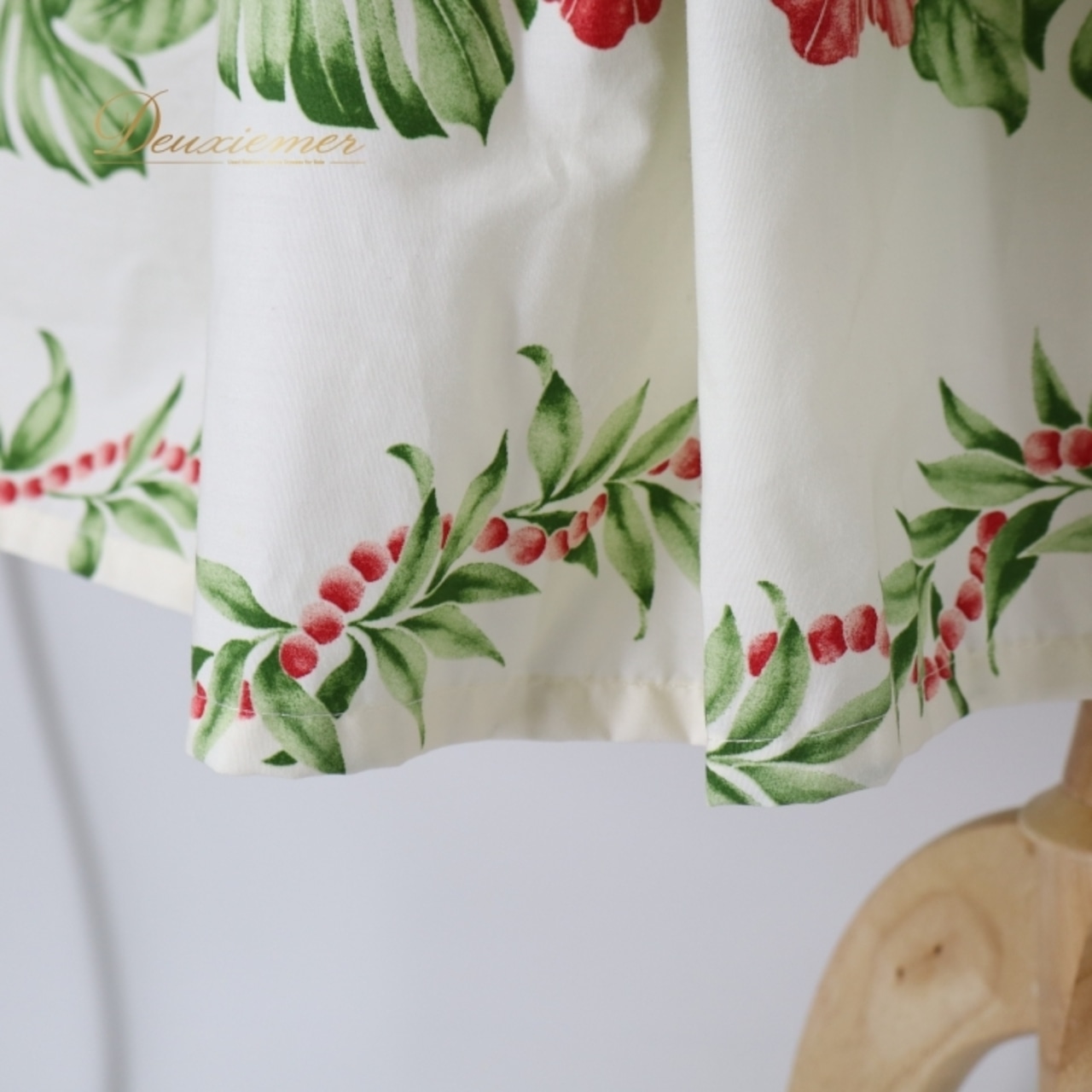 フラダンス 衣装 パウスカート ホワイト系 RHQuilt ハイビスカス柄 モンステラ柄 ハワイアンプリント アロハ フラ ダンス 白 緑 赤 シングル スカート フレア 華やか 鮮やか かわいい おしゃれ レッスン 練習 リゾート カジュアル