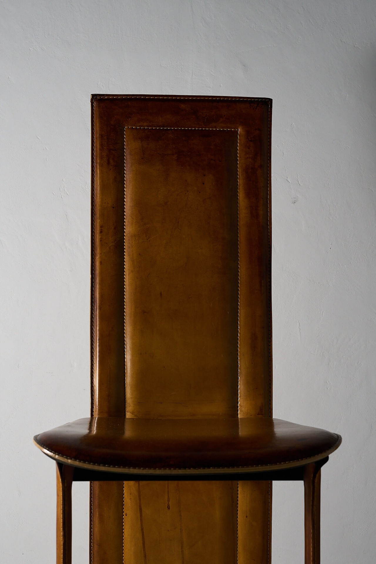 キャメルブラウンのレザーハイバックチェア