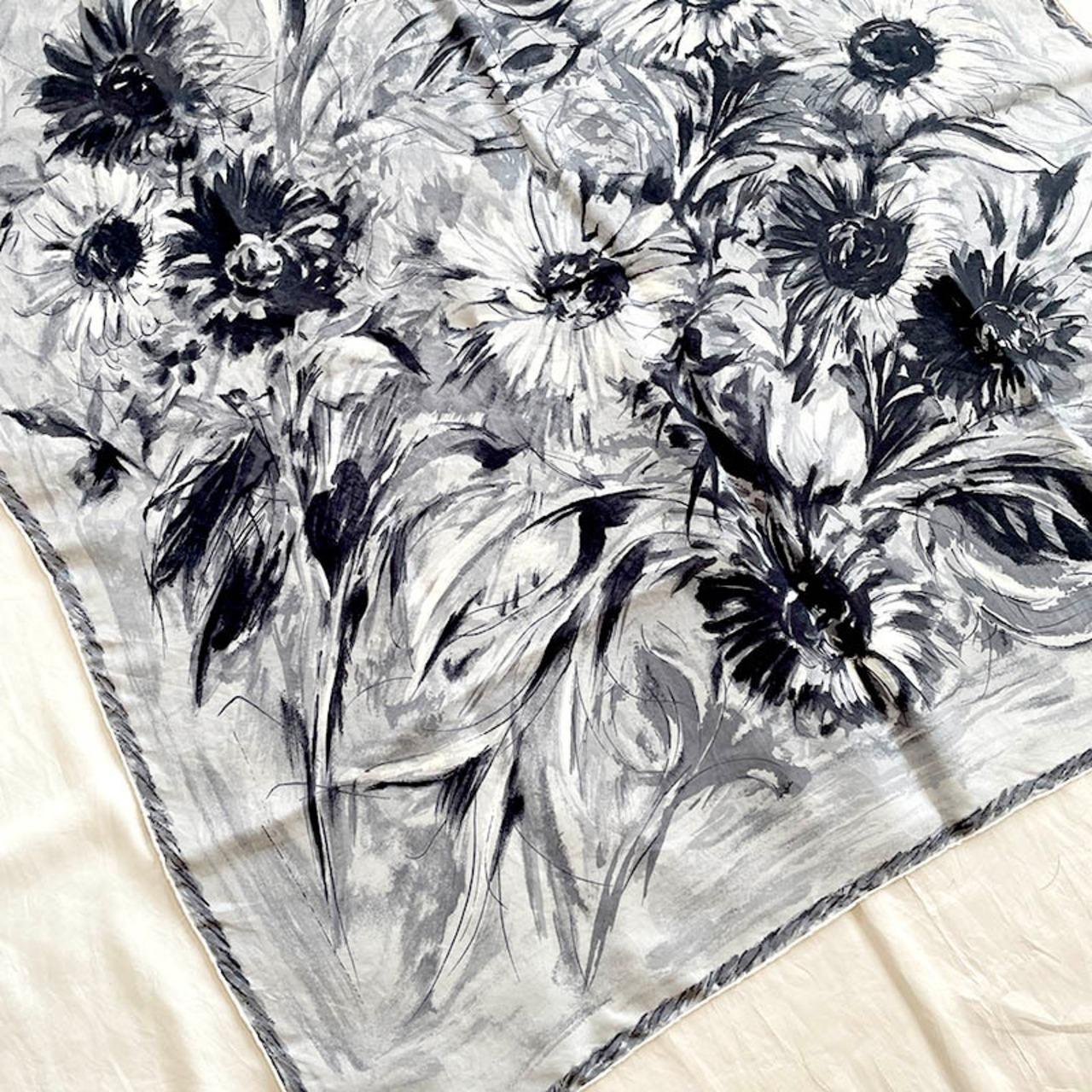 スカーフ　モノトーン　墨絵風花ブーケ　ふわっとしたグレー 12ACcu3