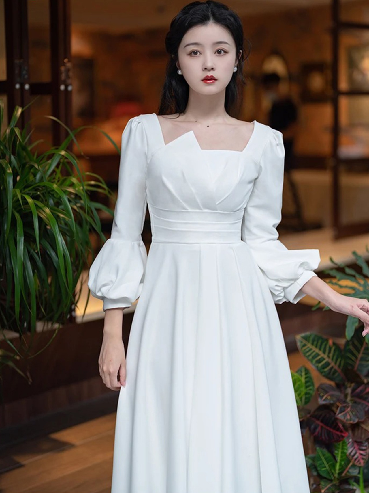 【0082】White Elegant Lantern Long Sleeve Dress