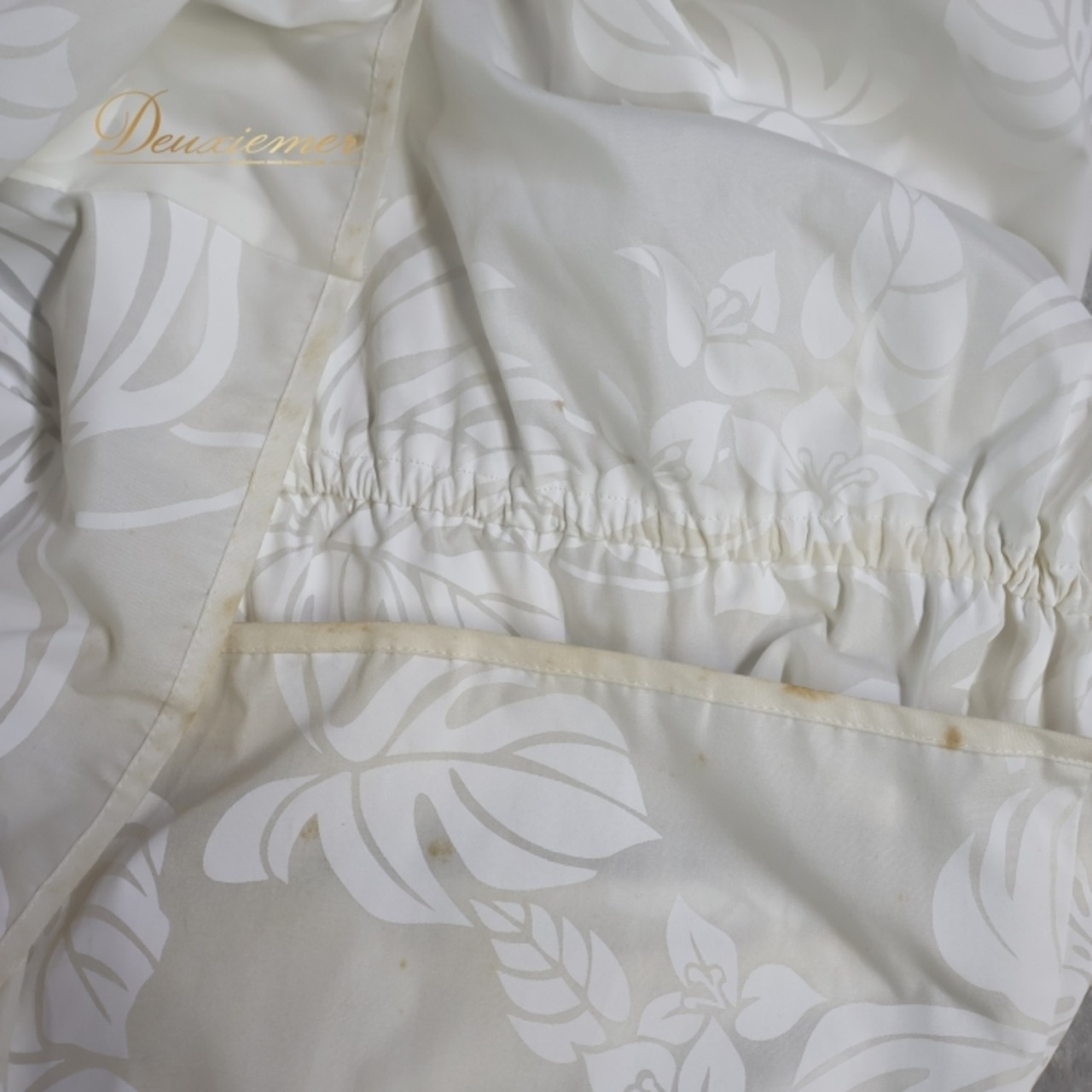 フラダンス 衣装 ワンピース ドレス ホワイト系 メネフネプランテーション 白 ハワイアンプリント アロハ ワントーン かわいい リボン パフスリーブ フリル MENEHUNE PLANTETION フラ おしゃれ フラ衣装 エレガント シンプル 大人かわいい