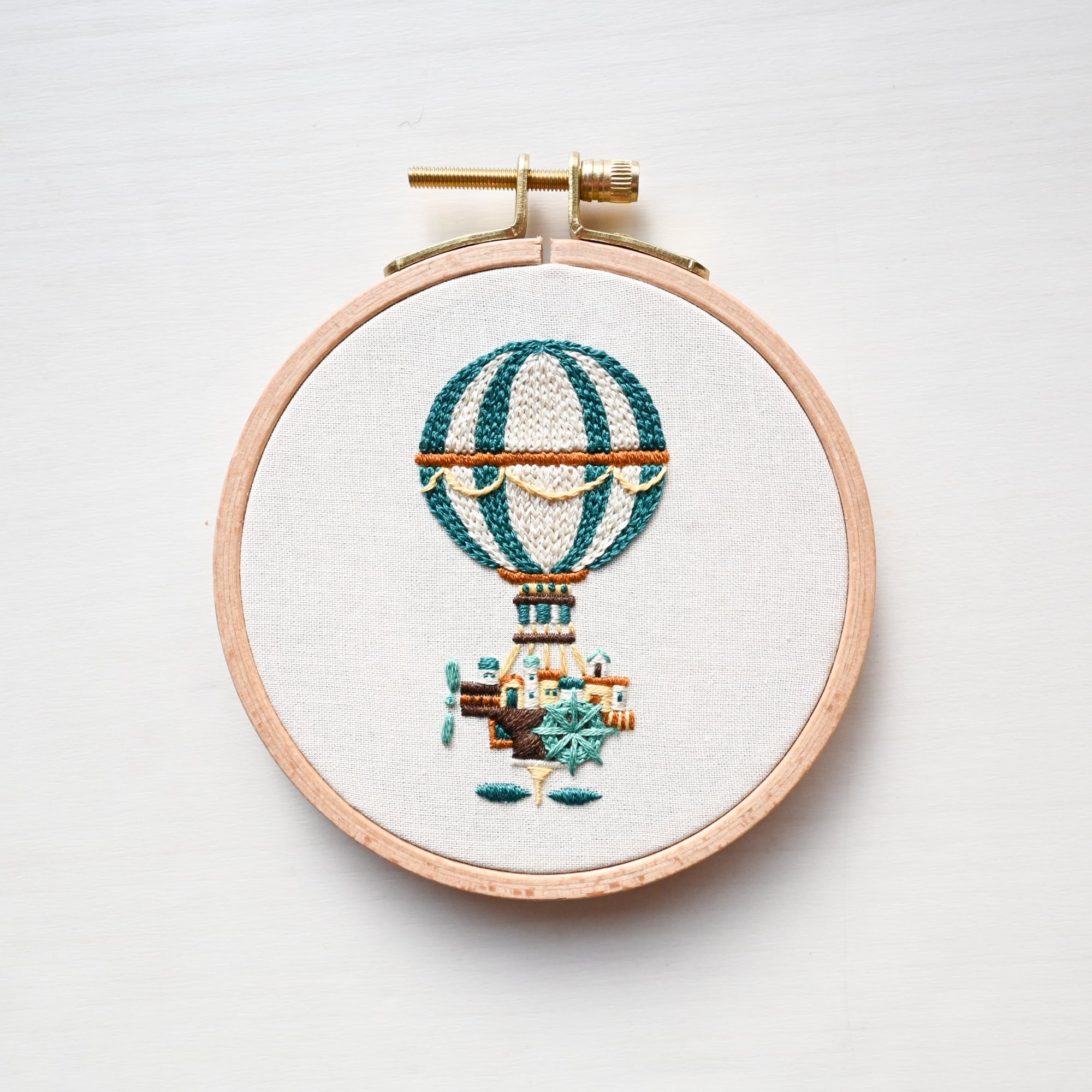 刺繍キット 機械文明の空飛ぶ乗り物たちより「空飛ぶ機械文明の気球」《空想街雑貨店》