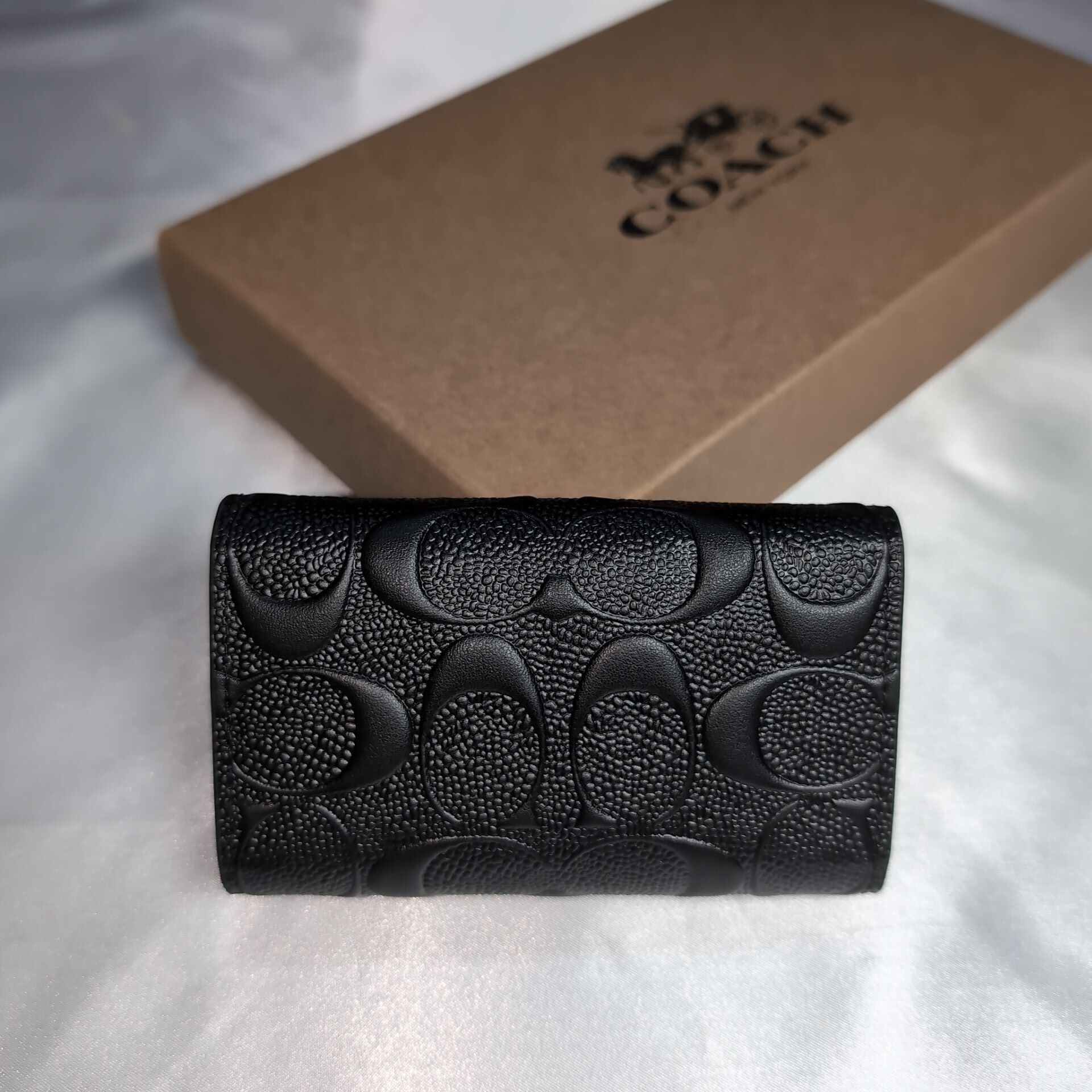 コーチ　ブラックレザーキーケース エンボス加工 COACHコーチ キーケース シグネチャーエンボス ブラック | francore