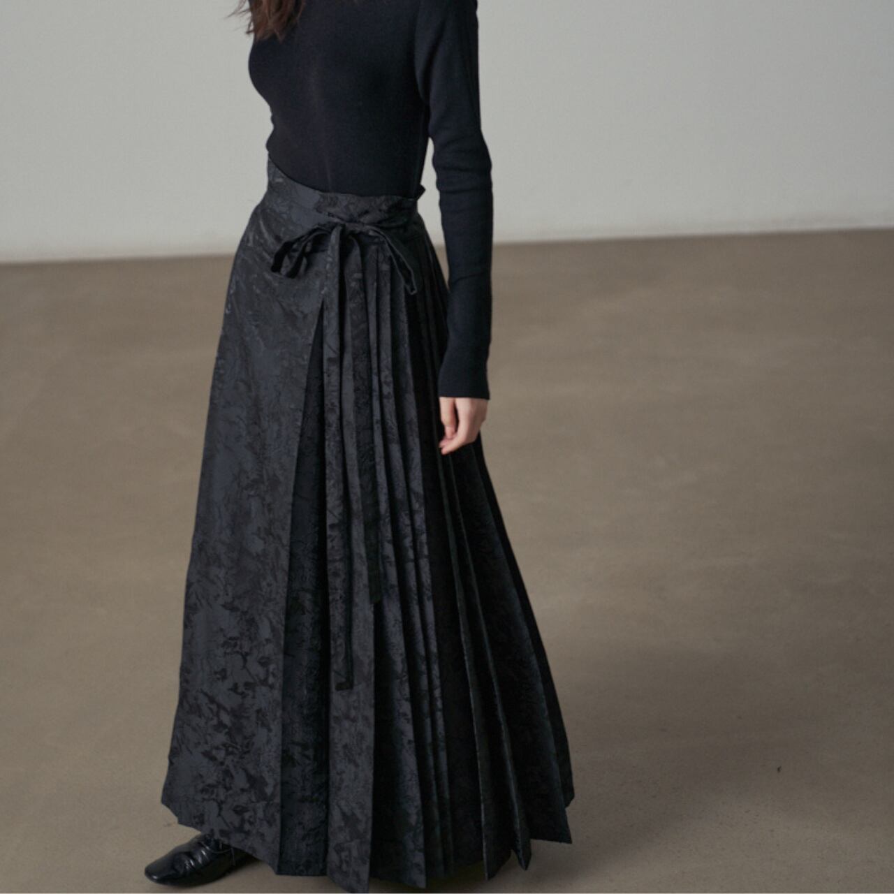 Dark texture pleated lomg skirt 00512