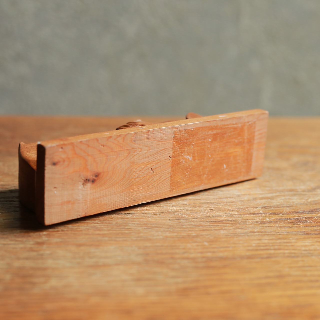 ペン立てになる、味わい深い木彫りのキタキツネ