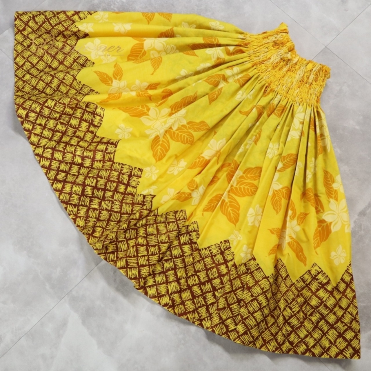 フラダンス 衣装 パウスカート イエロー系 シングル シンプル ワントーン プルメリア柄 かわいい 華やか 鮮やか 明るい 黄 茶 ハワイアン アロハ ハワイアンプリント フラ ダンス レッスン 練習 元気な印象 明るいカラー 小さな花柄 カラフル レディース