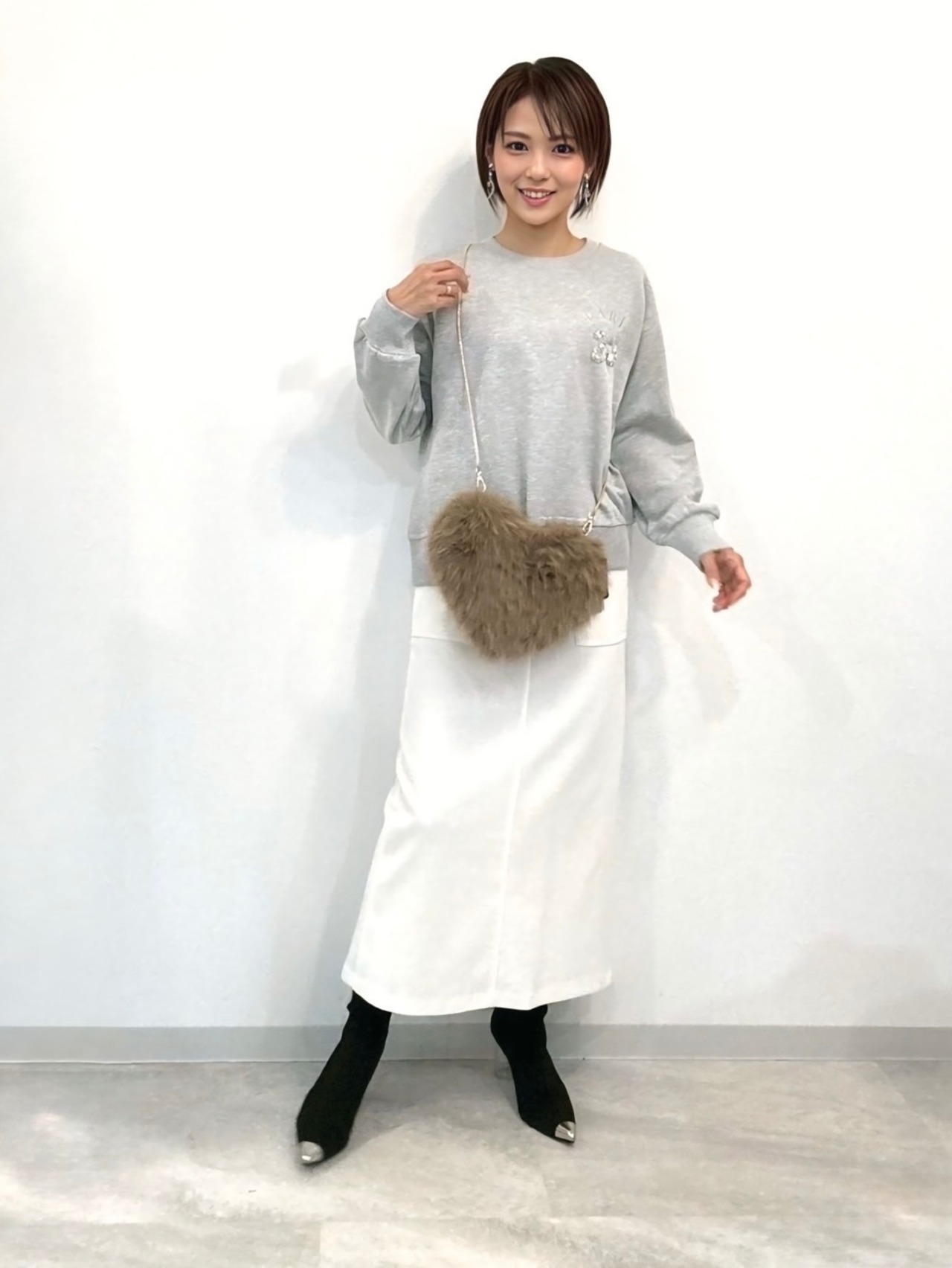 ビジュー刺繍スウェット