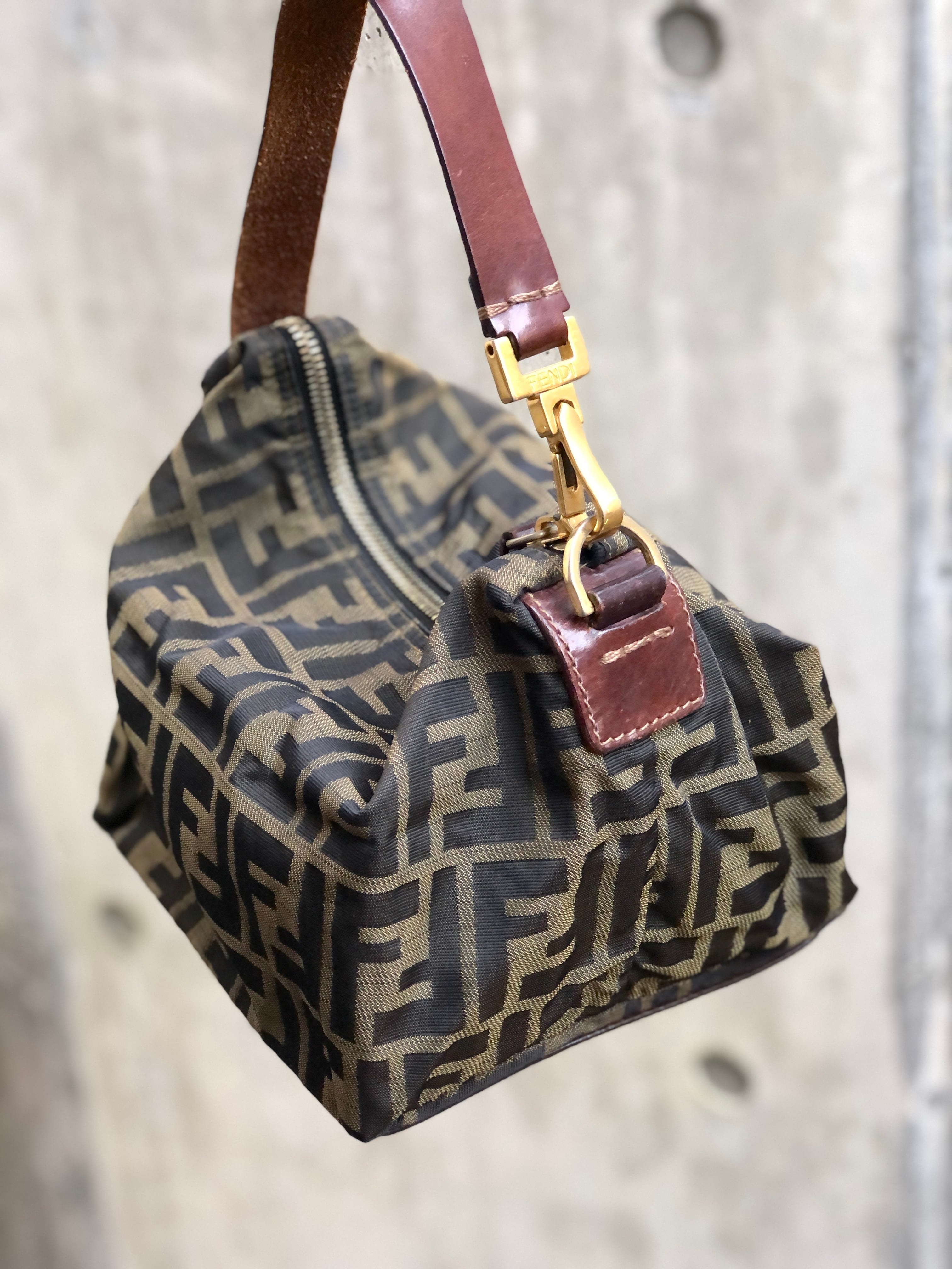 FENDI フェンディ ズッカ ジャガード×レザー バニティバッグ ハンドバッグ ミニバッグ ブラック×ブラウン vintage ヴィンテージ オールド vgfz8s | VintageShop solo powered by BASE FENDI フェンディ ズッカ ジャガード×レザー バニティバッグ ハンドバッグ ミニバッグ ブラック×ブラウン vintage ヴィンテージ オールド vgfz8s | VintageShop solo powered by BASE