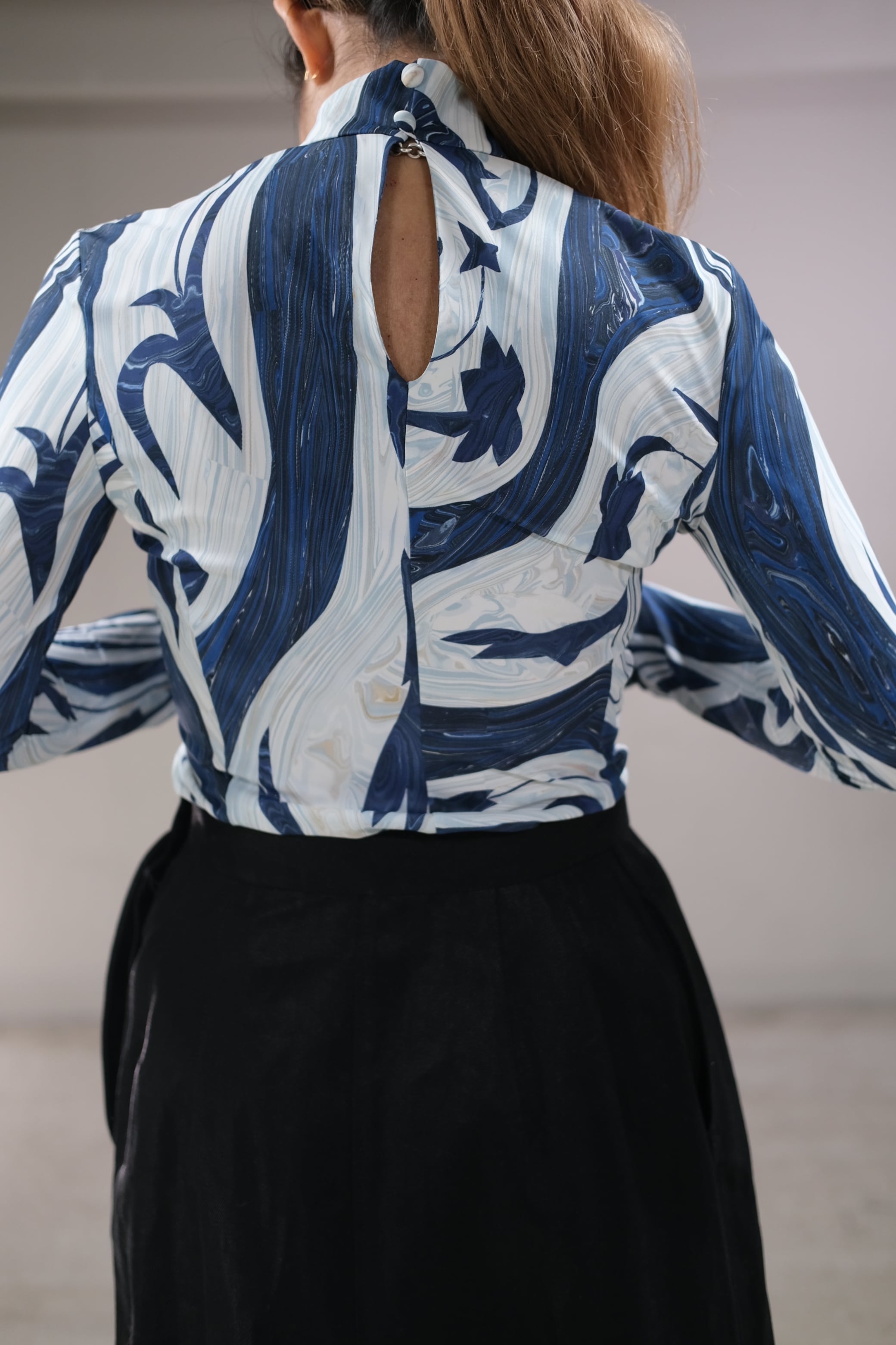 Mame Kurogouchi】Marble Print Jersey High Neck Top - blue Mame Kurogouchi】Marble Print Jersey High Neck Top - blue