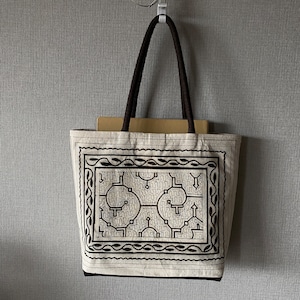 Bag03 白枠の泥染め丸棒持ち手ショルダー 37x28x10cm 両面シピボ模様 Bag03 白枠の泥染め丸棒持ち手ショルダー 37x28x10cm 両面シピボ模様