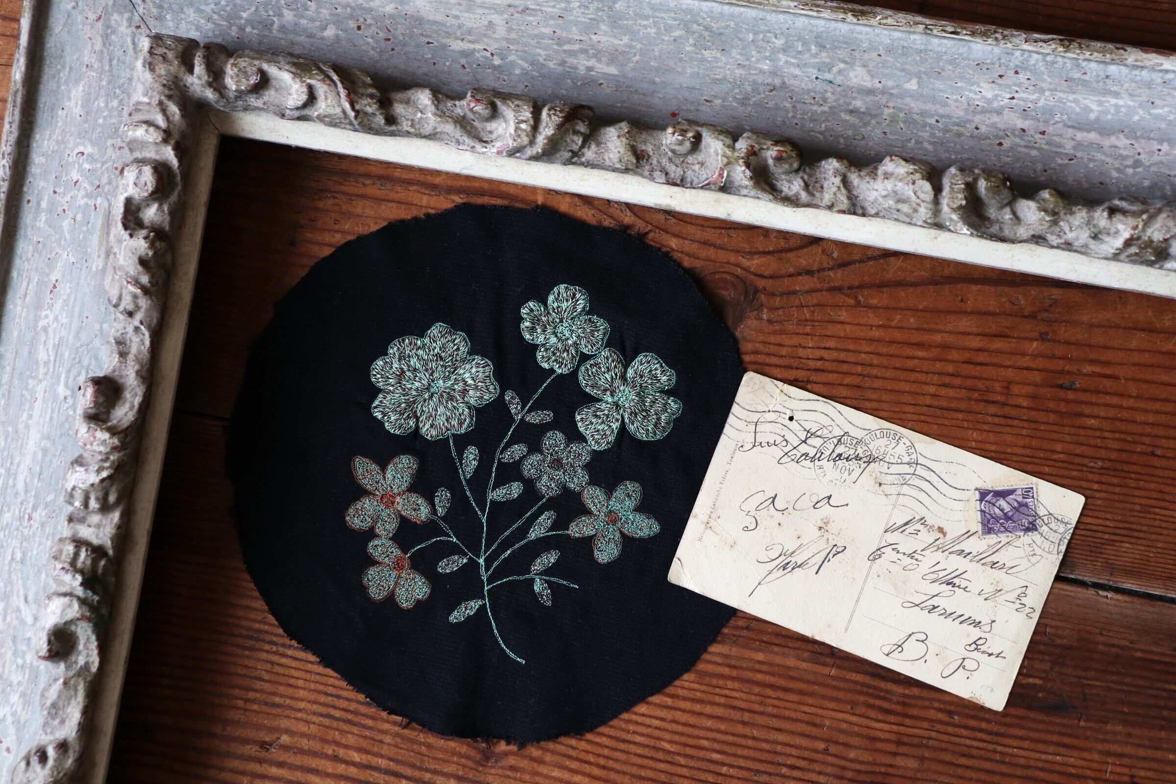 France 熱心に仕立てられた刺繡 ~緑色の花~