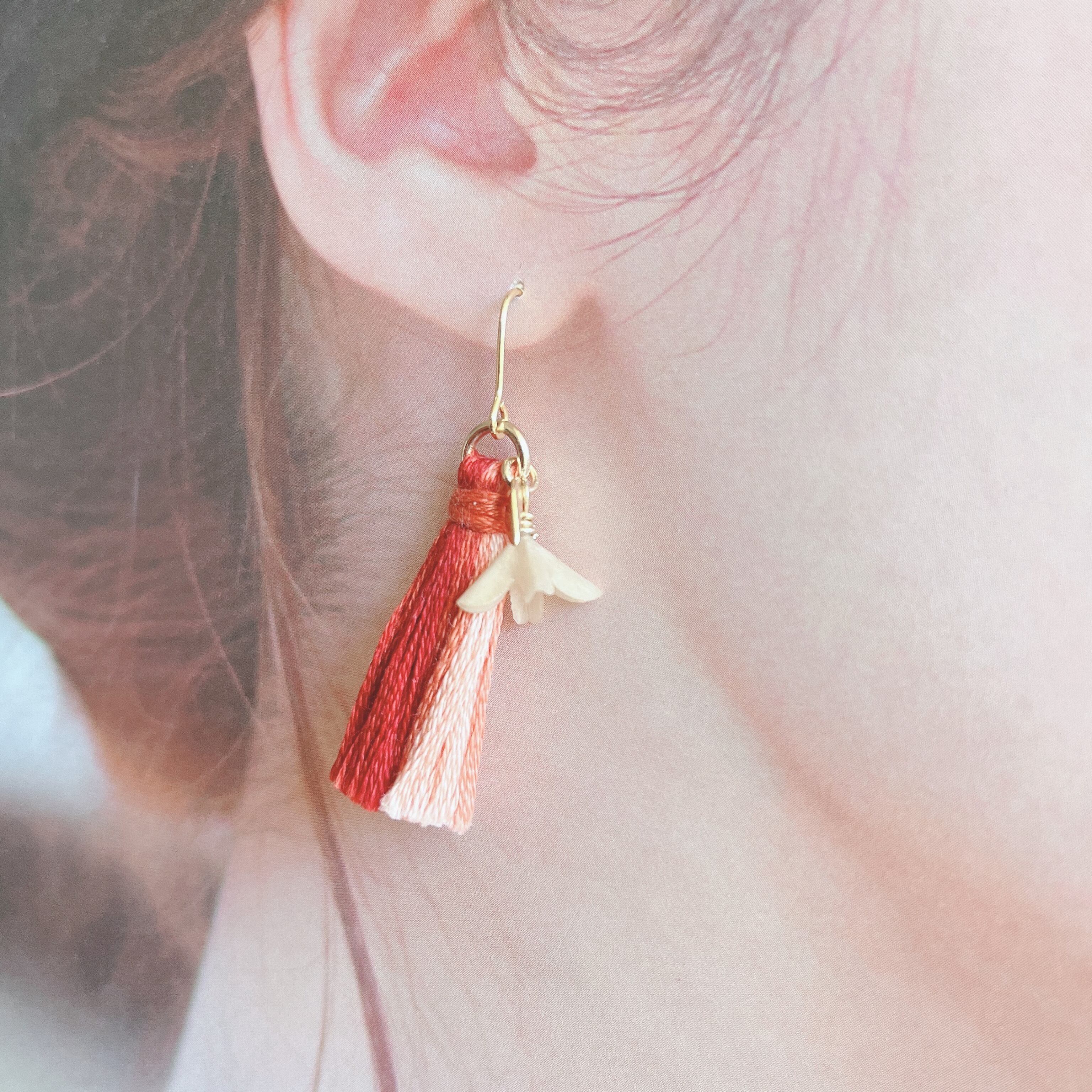 タッセルと小花のピアス/イヤリング（レッド系） | フララッテ