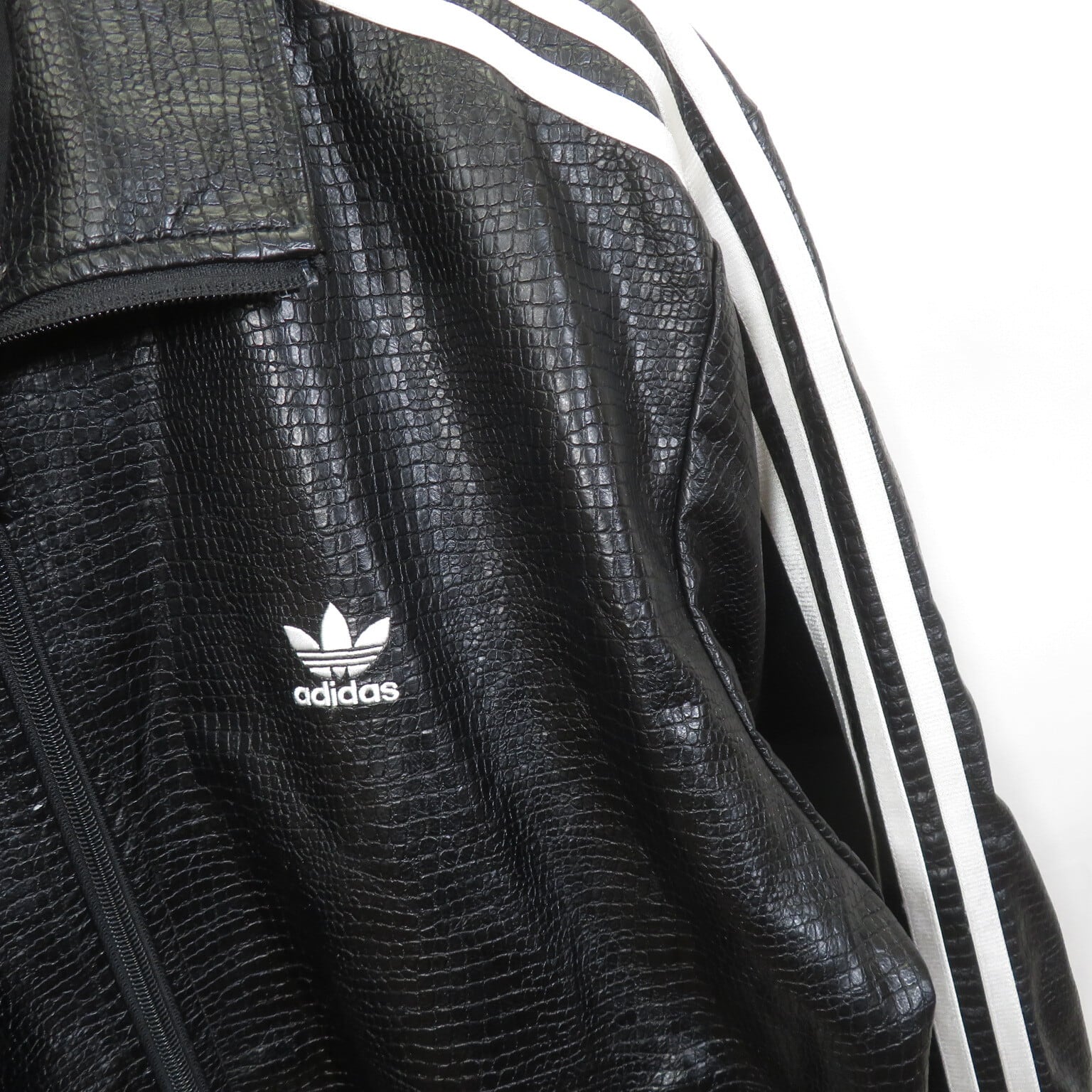 adidas プレミアム フェイクレザー ファイヤーバード リュクス