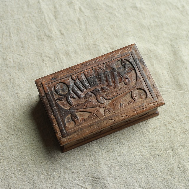 美しい模様の木彫りの箱 5