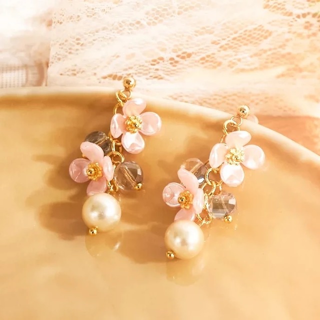 ゆらゆら花飾りのピアス (ピンク)