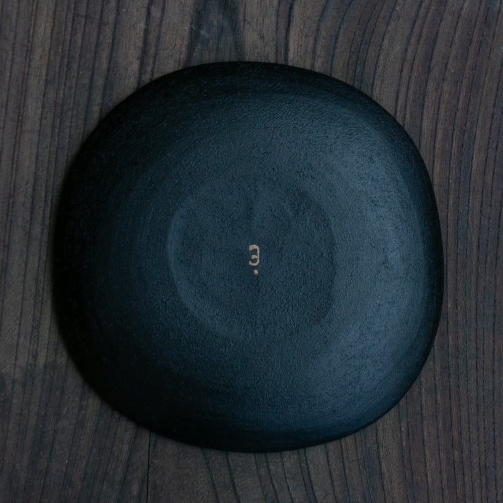 富井貴志 18 黒い朴の皿 | くらしのギャラリー杜の街グレース店