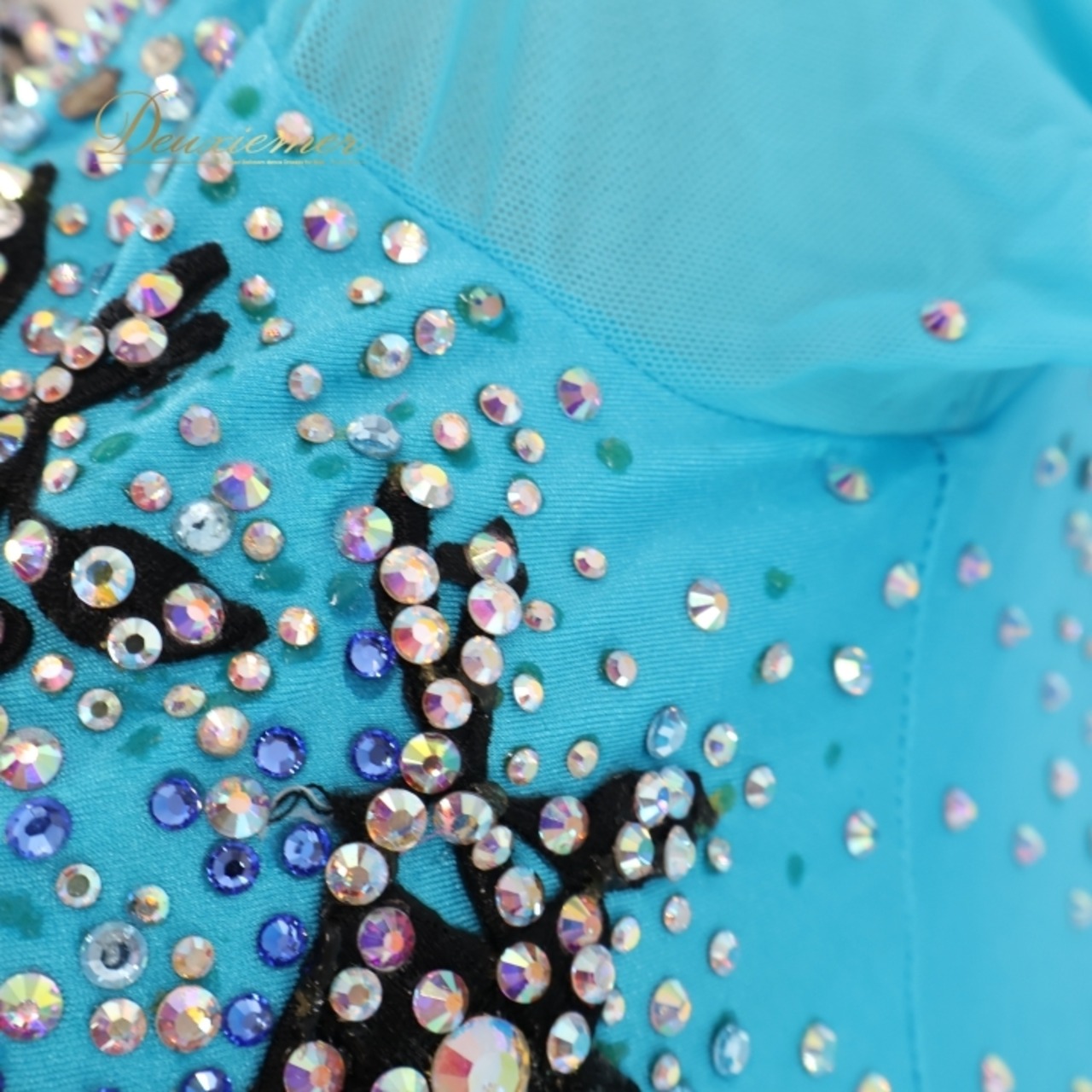 社交ダンス 衣装 スタンダードドレス ワンピース ドレス スタンダード フロート 水色 レース フリル ブラック 黒 デモ 競技 ダンス パーティ 発表会 ブルー系 ゴージャス 華やか デザイン フリルスカート 競技用 おしゃれ ステージ衣装 綺麗 優雅 ファッション ショー用 フロート