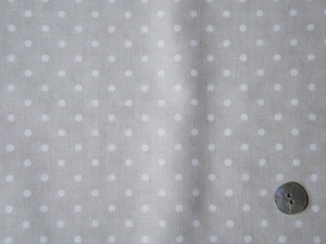 Moda Favorites Vintage Linens（フェイバリット・ヴィンテージ・リネンズ）薄いグレー地に水玉