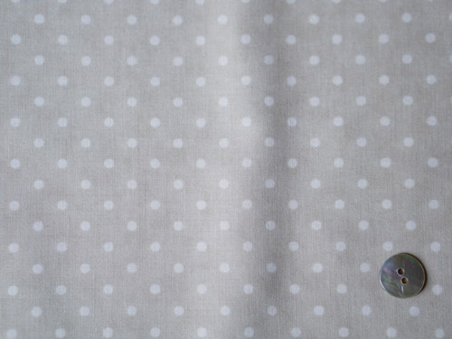 Moda Favorites Vintage Linens（フェイバリット・ヴィンテージ・リネンズ）薄いグレー地に水玉