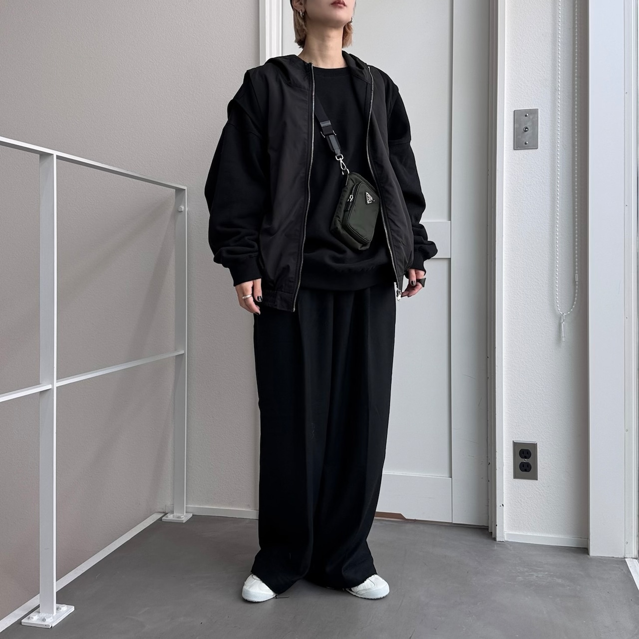 【受注予約:3月上旬入荷予定】異素材ドッキングフーディーvest/ブラック