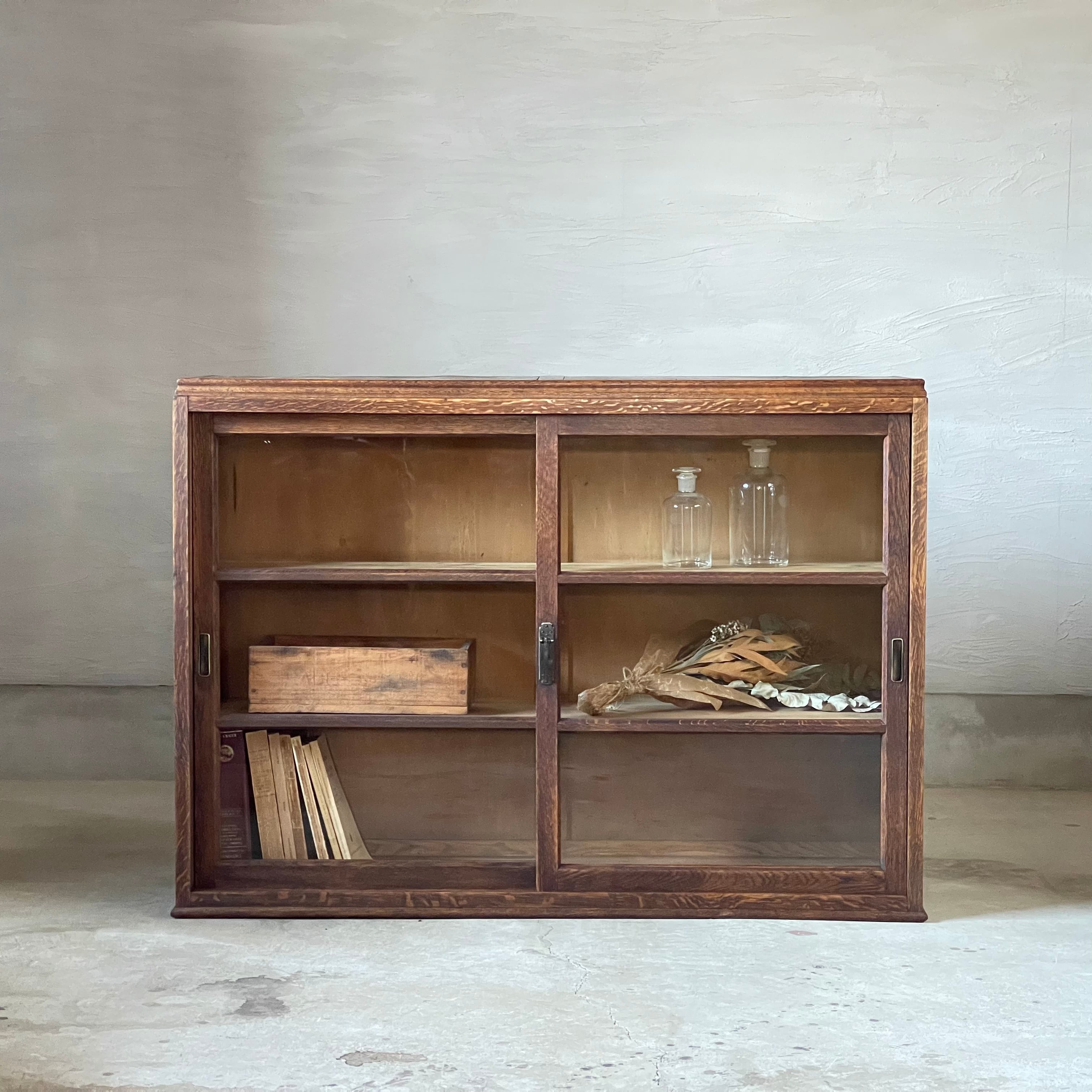 ガラス引き戸のキャビネット