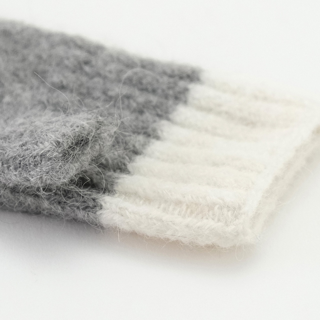 ふんわり軽やかなアルパカ 配色アームウォーマー（3色）