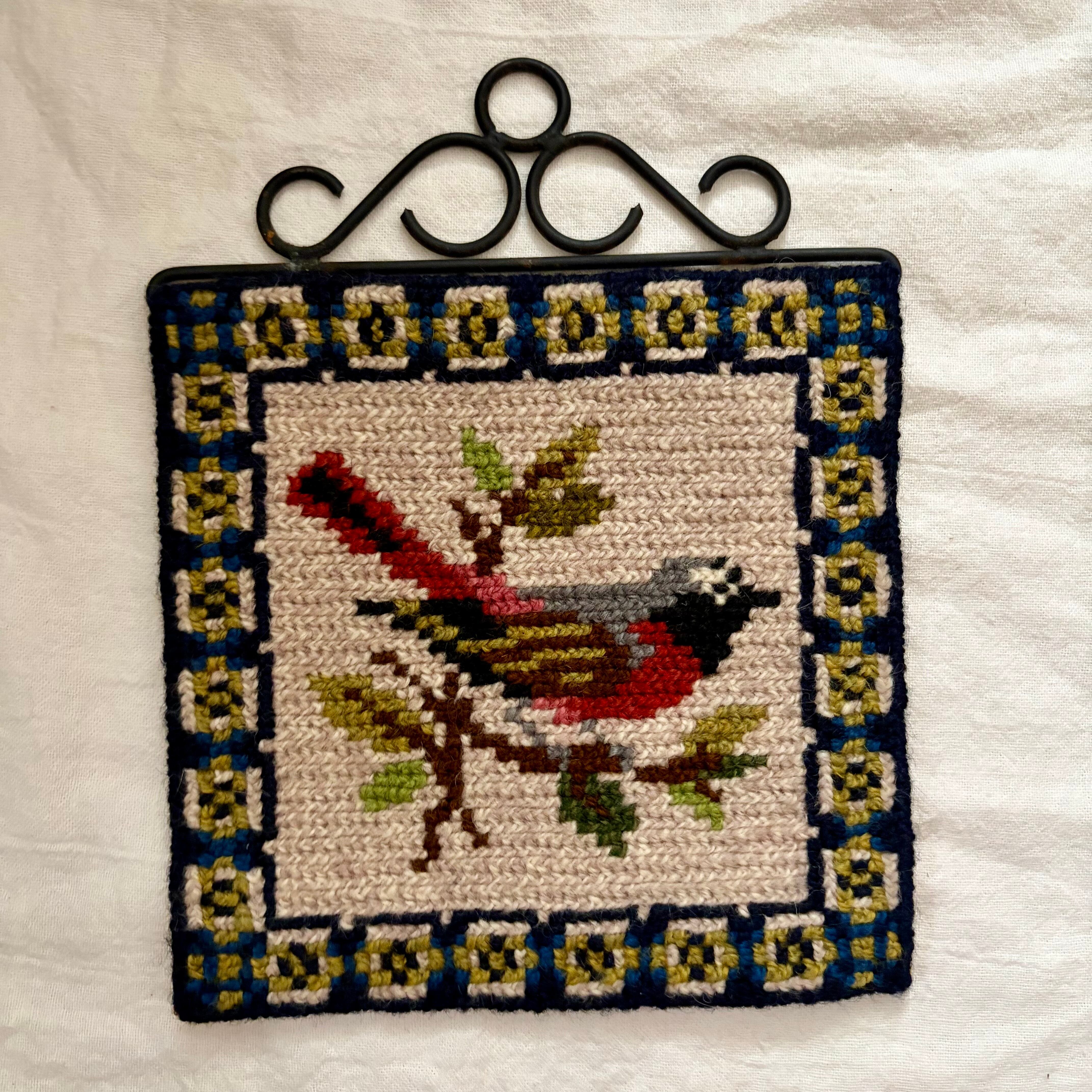 ツヴィスト刺繍の鳥模様の壁飾り①