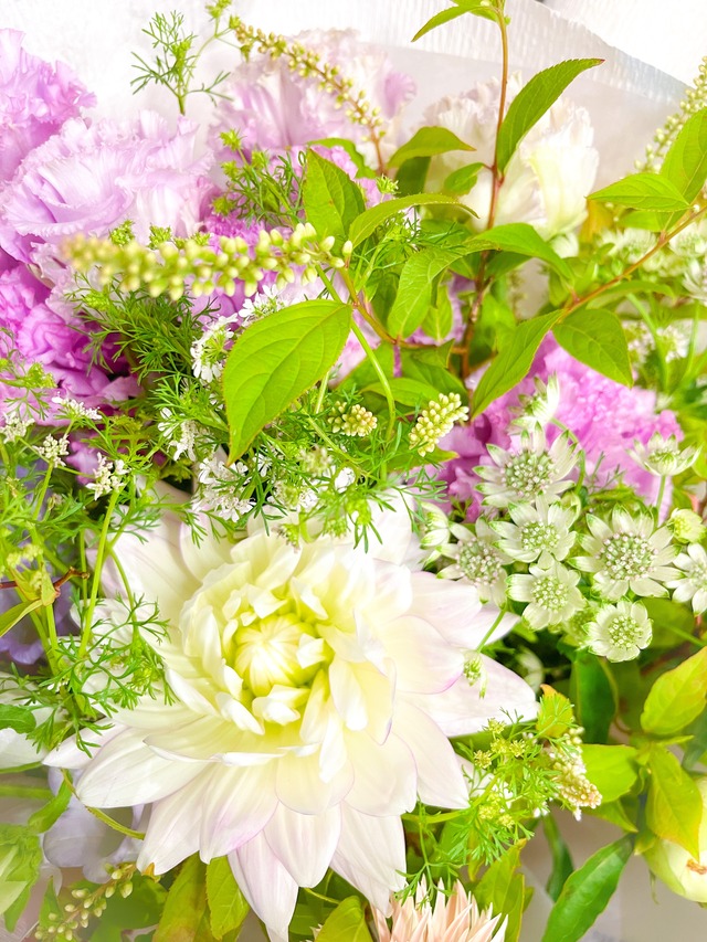 ◆華やかさで人気。（店頭受け取り）母の日 アレンジメント ichirinナチュラルスタイル（カゴに入ったお花）