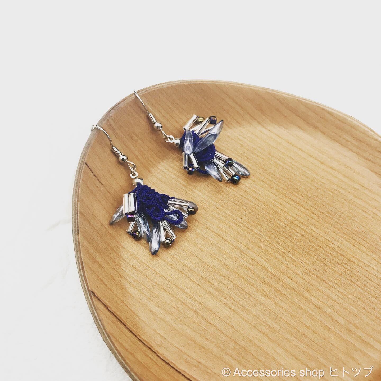 0172:ロイヤルブルーレースとチェコガラスのフックピアス