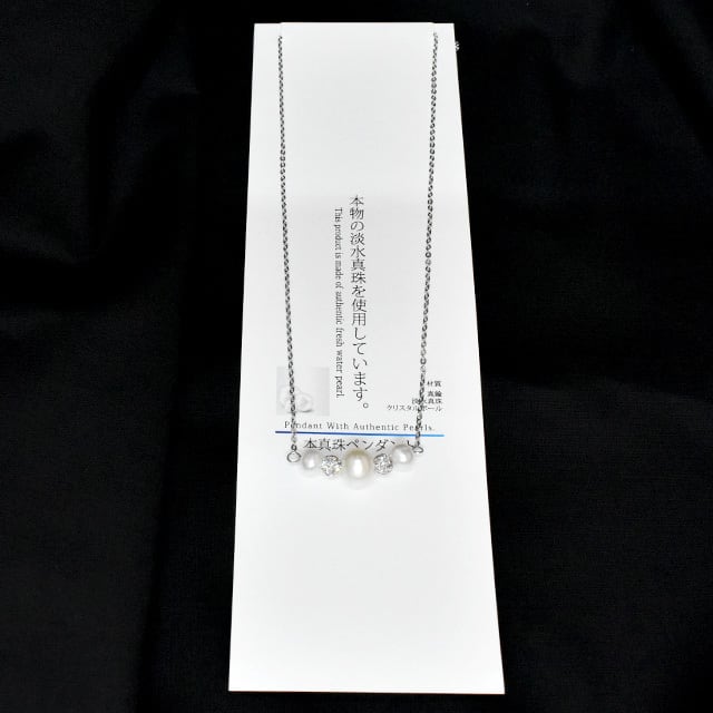 シルバー、エメラルド、芥子パールペンダント、真ん中は本真珠。 キラキラ光ります♪ シルバー、エメラルド、芥子パールペンダント、真ん中は本真珠