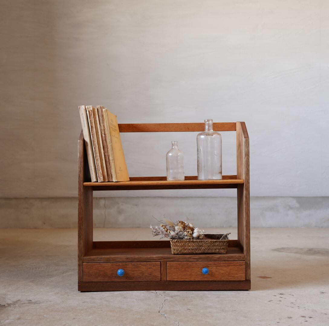 引き出しのついたブックスタンド