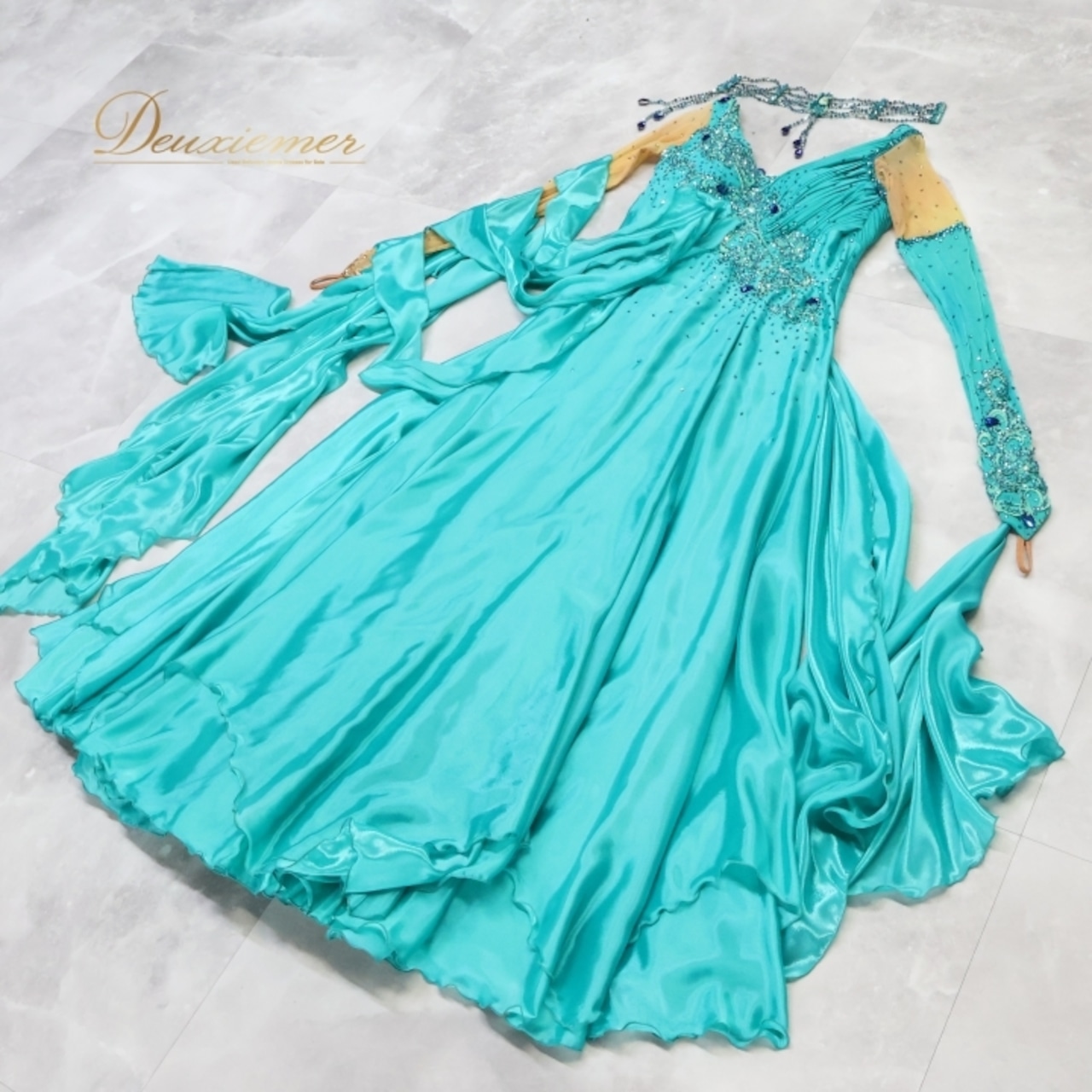 社交ダンス 衣装 凛舞 Chacott chrisanne チャコット クリスアン スタンダードドレス ドレス ワンピース フロート デモ 競技 ダンス パーティ 発表会 青緑 エメラルド 英国製 光沢 グリーン系 輝き 上品 ドレスアップ モダンダンス 競技用衣装 パフォーマンス