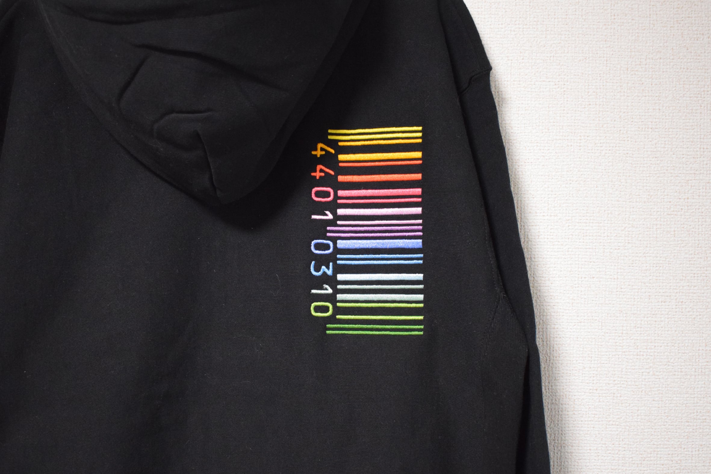 刺繍☆パーカー【ジップアップ】／カラーの虹色バーコード