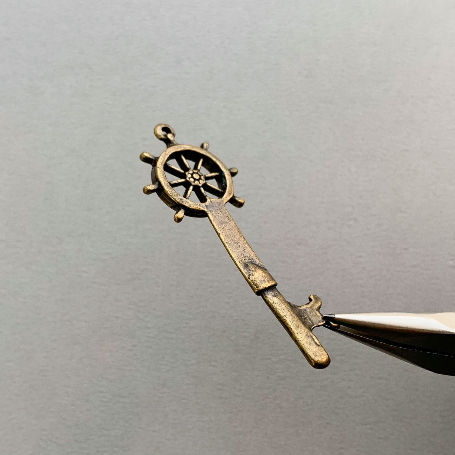 再入荷〉舵輪付き鍵モチーフチャーム | Dua-アクセサリーパーツショップ