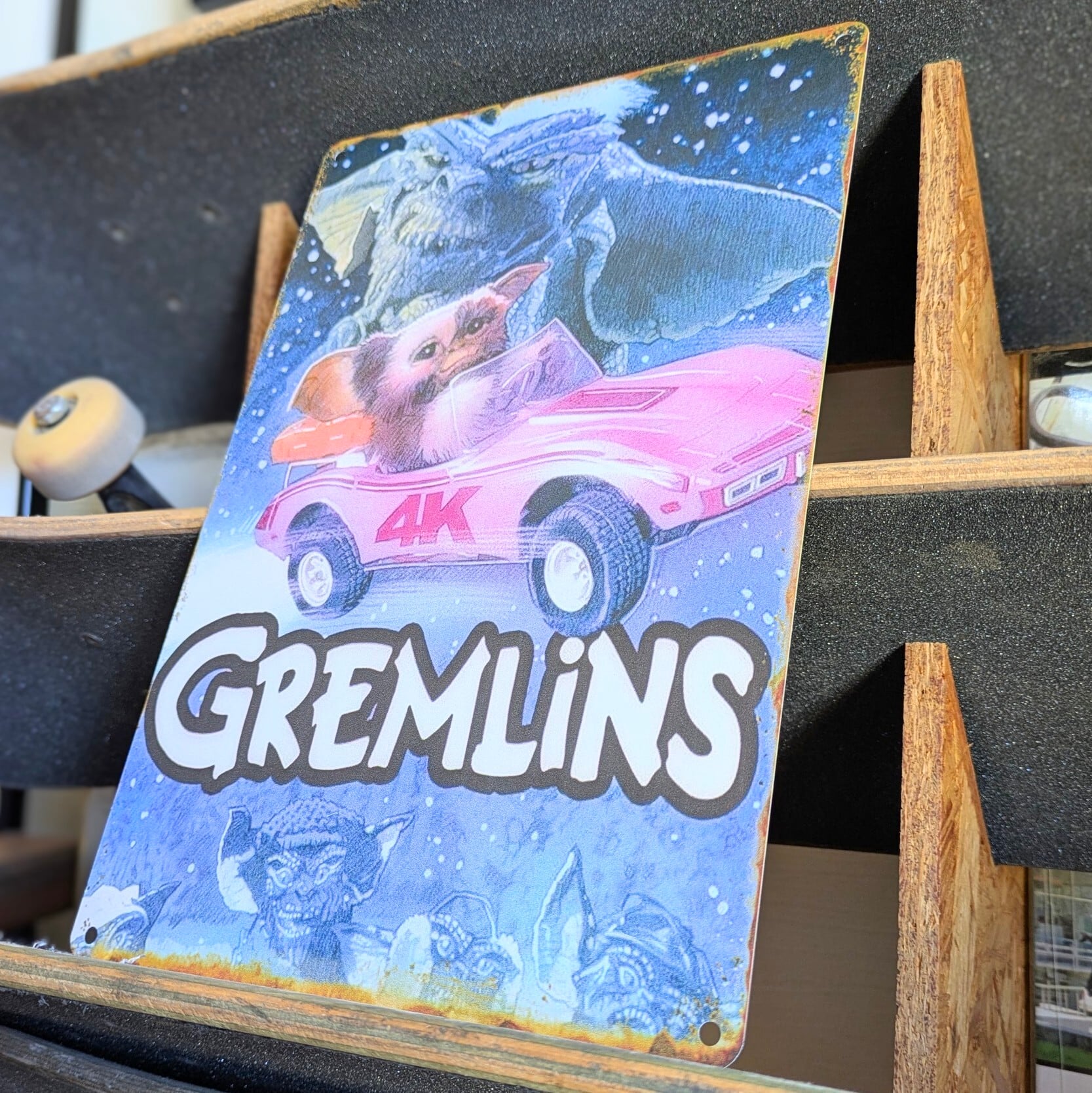 送料無料！ちょうどいいブリキ看板【 Gremlins （ グレムリン ）】ギズモ スポーツカー / ストライプ / METAL SIGN / メタルサイン / ブリキ看板 / サインボード / ビンテージ加工 〚アメリカン雑貨 アメトイ〛