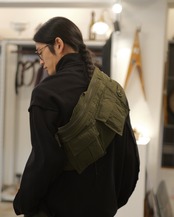 予約販売 | i’m here : - “SLEEVE” BAG ：Khaki｜袖を巻くバッグ／ミリタリーの構造／着る位置の余白