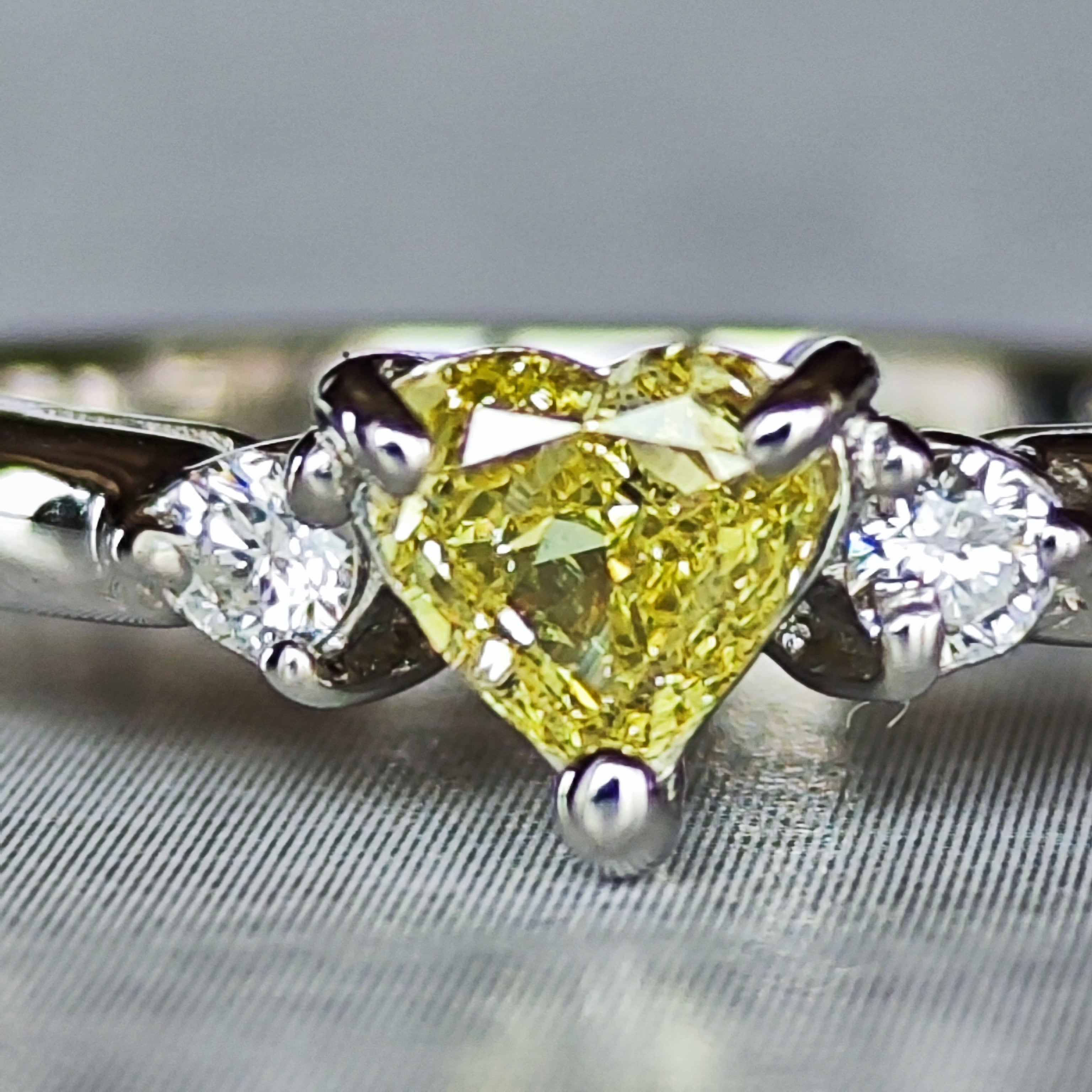 FANCY INTENSE YELLOW 0.102ct＆0.114ct/HS