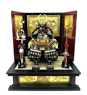 7号　734 徳川家康 鎧　屏風 弓太刀 飾り台 付き　五月人形　兜飾り　コンパクト　端午の節句　初節句　お祝い　こどもの日　海外へのお土産　こだわりの兜　日本文化　日本伝統　日本土産　菖蒲の節句　節句飾り　かぶと　虎　龍　竜　伝統工芸