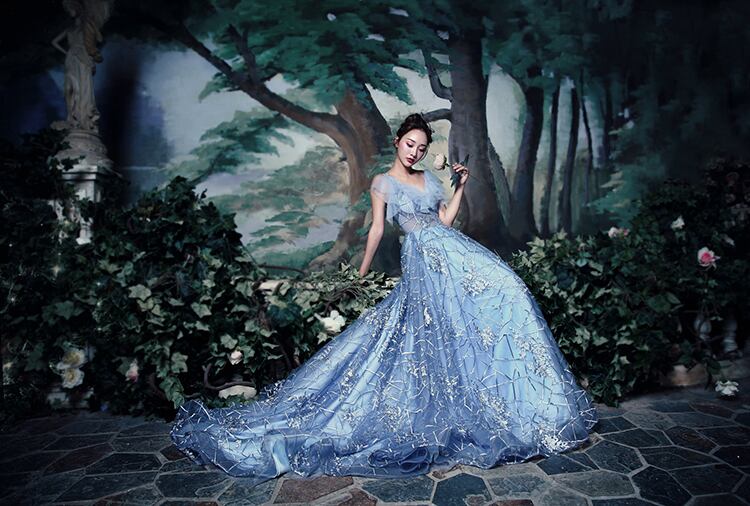 ふわふわ水色、ウェディングドレス、トレーンが付け ふわふわ水色、ウェディングドレス、トレーンが付け