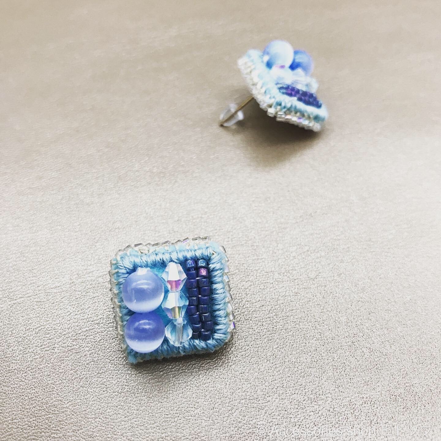 0188：blue×square ビーズ刺繍のスタッドピアス 