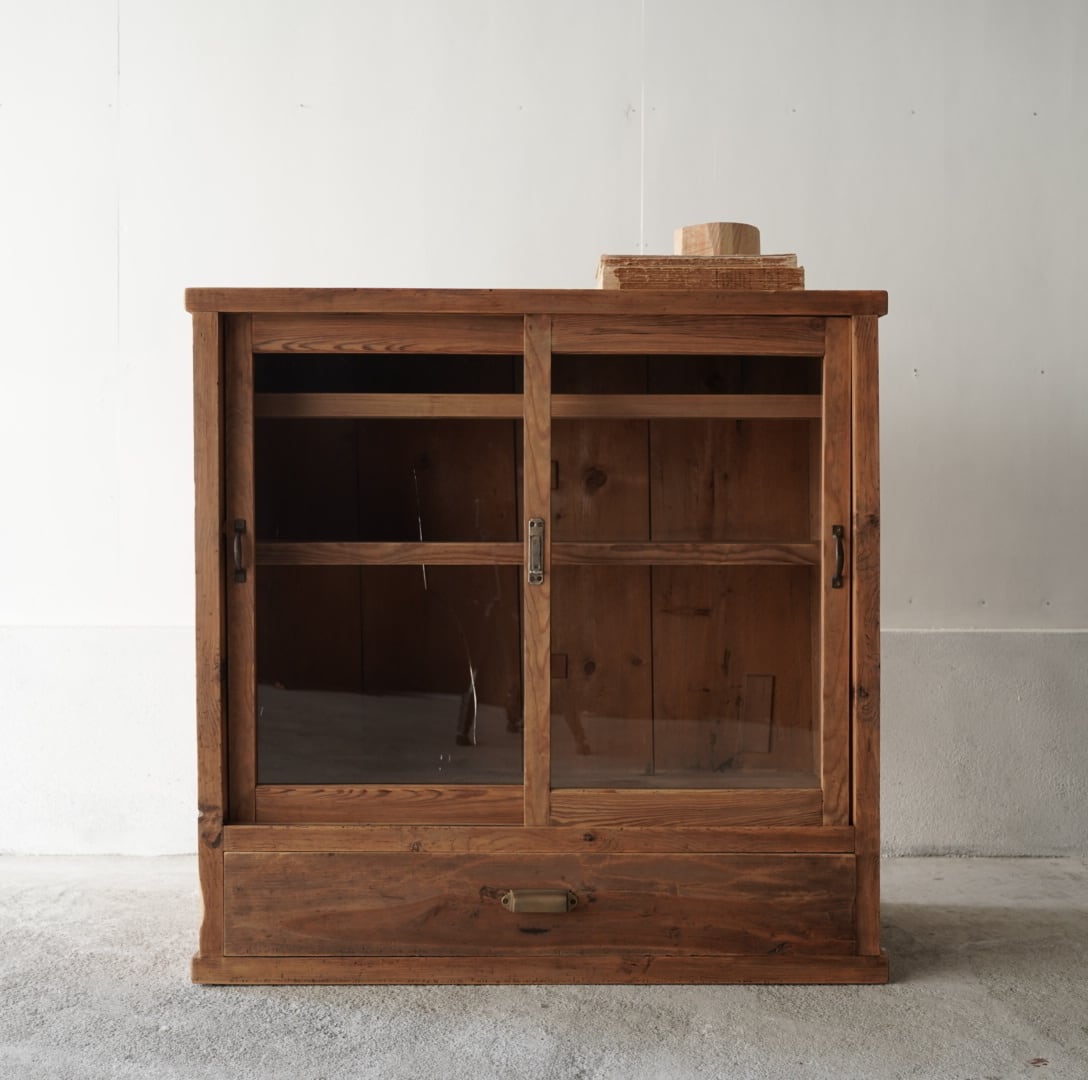 古いガラス戸棚