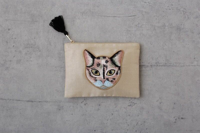 キャット刺繍フラットポーチ 17×13cm M42-1913