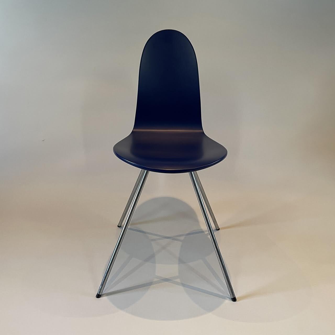 Tongue chair by Arne Jacobsen | KOHSEKI