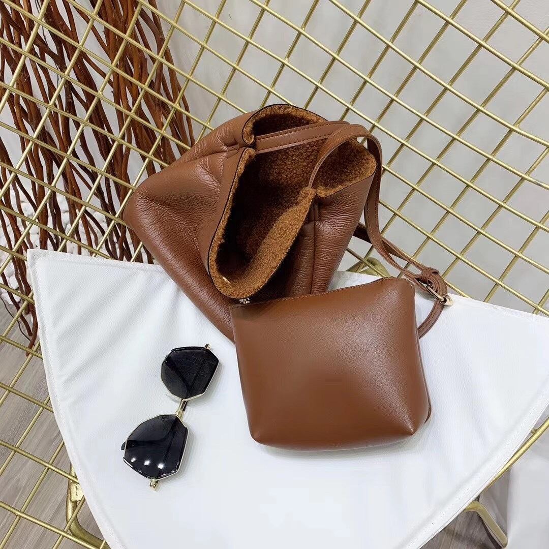 シンプルショルダーバッグ