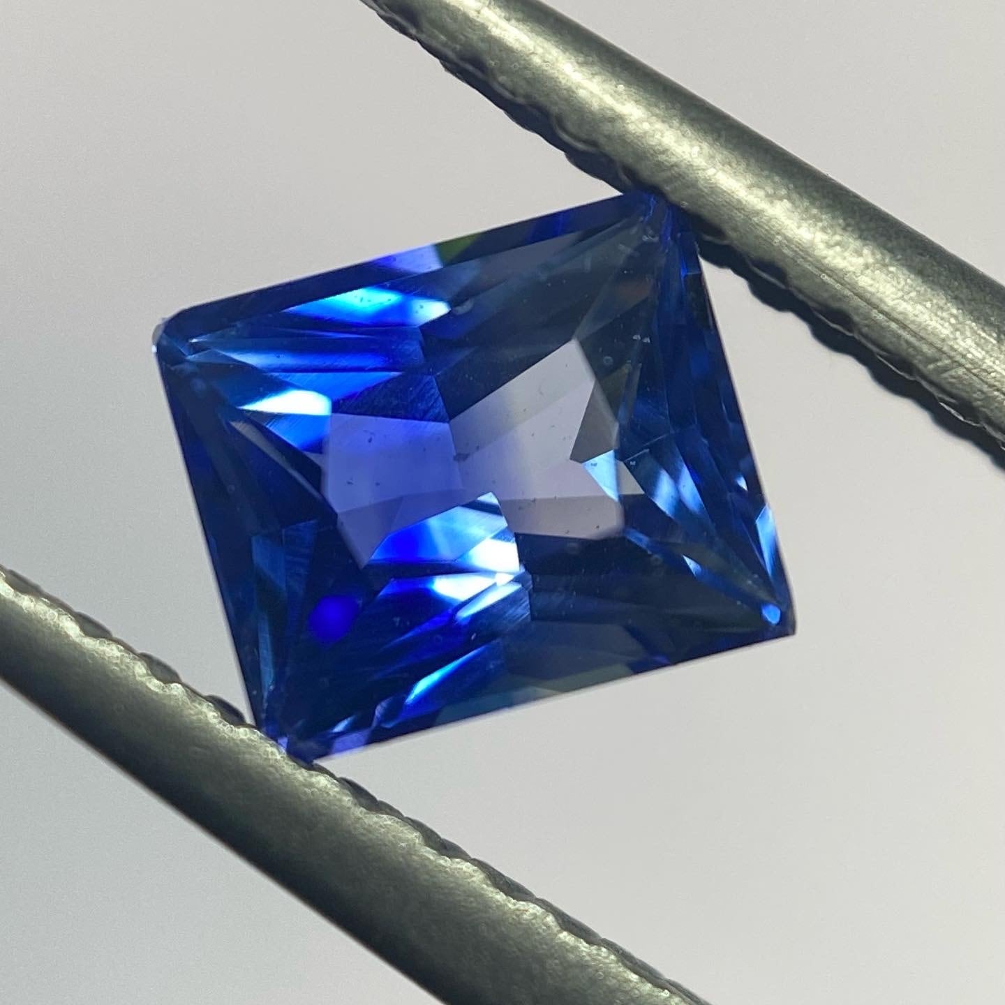 潔いバイカラーサファイア