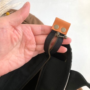 ▶︎NEW◀︎トートバッグMサイズ（高さを５㎝プラス）・ファスナー開閉＋前面スマホポケット（グリーンフラワー）